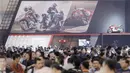 Suasana pada gelaran GIIAS 2018 di ICE, BSD City, Kamis (2/8/2018). Selain menjadi pemanis dan daya tarik pameran, SPG juga bisa membantu menjabarkan spesifikasi kendaraan yang dipamerkan. (Bola.com/M Iqbal Ichsan)