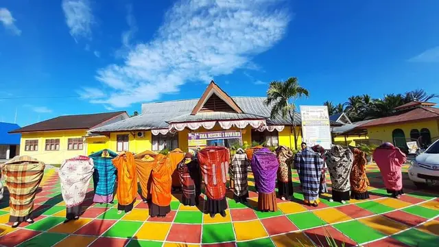 Penggunaan busana kuno Gorontalo Beleuto dinilai tepat untuk menepis Covid-19. (Foto: Liputan6.com/Arfandi Ibrahim)
