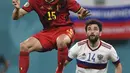 Gelandang timnas Belgia, Dries Mertens dan bek Rusia, Georgi Dzhikiya bersaing pada Matchday 1 Grup B Euro 2020 di Stadion Saint-Petersburg, Minggu (13/6/2021) dini hari WIB. Rusia berhasil mengandaskan Rusia 3-0 dengan dua gol dari Romelu Lukaku. (AP Photo/Kirill Kudryavtsev, Pool)