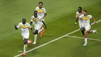 Selebrasi pemain timnas Senegal, Kalidou Koulibaly (kiri) usai menjebol gawang Ekuador dalam pertandingan grup A Piala Dunia 2022 di Khalifa International Stadium, Qatar, Selasa (29/11/2022). (AP Photo/Aijaz Rahi)