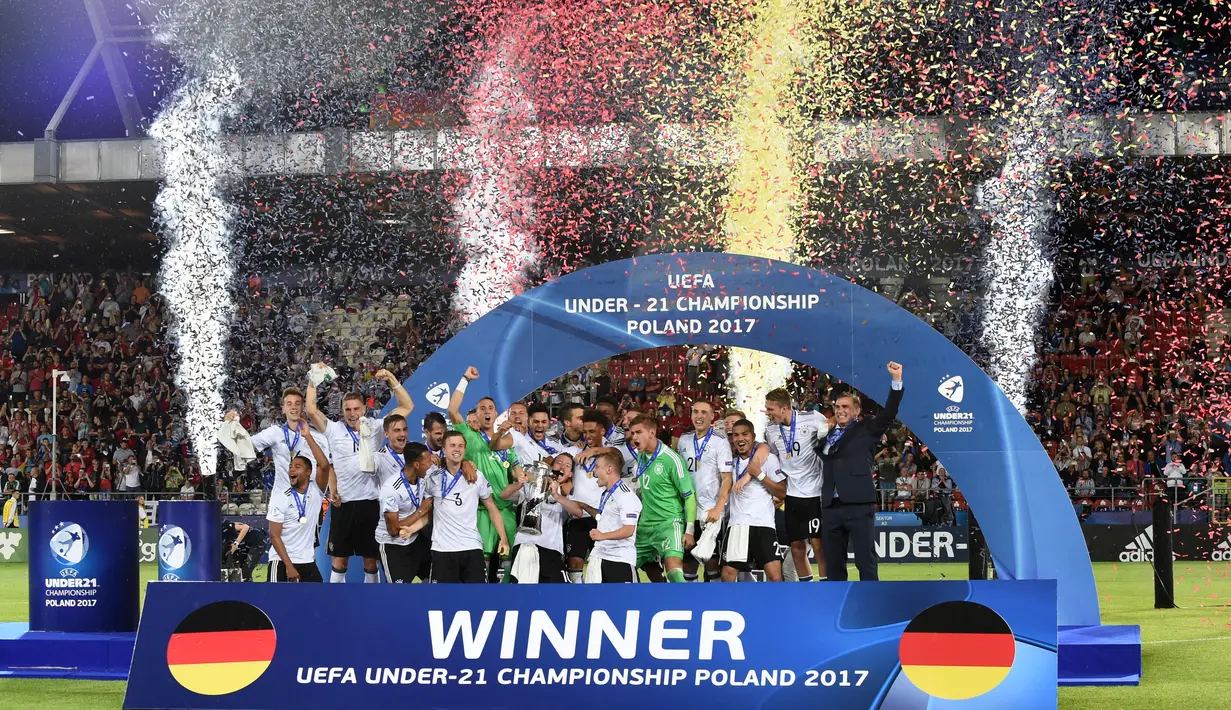 Para pemain Jerman U-21 merayakan keberhasilan meraih trofi juara Piala Eropa 2017 di Krakow, Polandia,(30/6/2017). Jerman U-21 menang atas Spanyol U-21 dengan skor 1-0. (AFP/Janek Skarzynski)