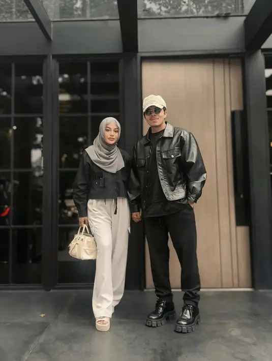 Kali ini Aurel juga tampak mengenakan kemeja crop disertai celana bernuansa kontras, hadirkan gaya yang begitu memikat. [Foto: Instagram/ Aurel Hermansyah]
