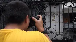 Tampak seorang pewarta mengabadikan rumah mantan Menteri Agama Suryadharma Ali di Jl Raya Mandala VII No 2, Menteng Dalam Jakarta Selatan, Sabtu (11/04/2015). Semenjak ditahan KPK rumah terlihat sepi. (Liputan6.com/Andrian M Tunay)