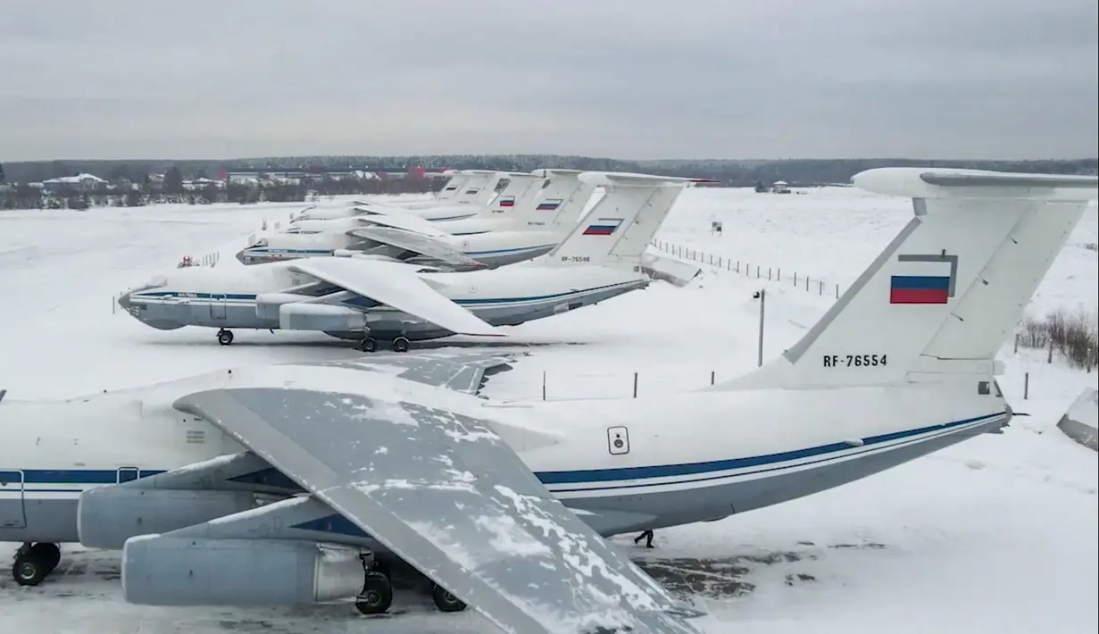 Pesawat kargo militer Rusia terlihat di bandara Ivanovo (6/1/2022). Aliansi militer yang dipimpin Rusia mengirim pasukan untuk membantu memadamkan kerusuhan di Kazakhstan. (AFP/Handout/Russian Defence Ministry)