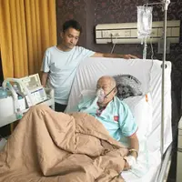 Ruben Onsu menemani ayahnya yang sedang sakit. (Instagram/ruben_onsu)