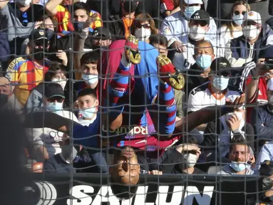 Penyerang Barcelona, Pierre-Emerick Aubameyang melakukan jungkir balik usai mencetak gol ke gawang Valencia pada pertandingan La Liga Spanyol di stadion Mestalla, Spanyol, Minggu (20/2/2022). Aubameyang mencetak dua gol dan mengantar Barcelona menang atas Valencia 4-1. (AP Photo/Alberto Saiz)
