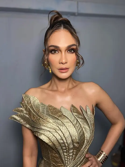 Lengkapi busana glamornya, wajah Luna Maya pun dipulas gold-brown glam yang tampak flawless [@hairbyranggayusuf]