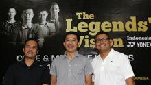 Mantan Pebulutangkis Nasional Taufik Hidayat (tengah) foto bersama Perwakilan EO Penyelenggara Ivan Aviandy (kiri) dan Perwakilan Yonex Sunrise Berry Tamba (kanan) usai menggelar jumpa pers terkait penyelenggaraan Yonex Legends Vision 