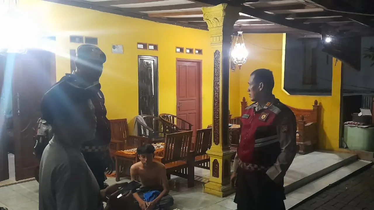 Anggota Polsek Cinere saat mendatangi lokasi terjadinya tawuran pelajar bermotor di wilayah Krukut, Depok (Istimewa)