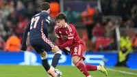 Milos Kerkez berduel dengan Dennis Mam memperebutkan bola pada laga Liga Champions antara Liverpool dan PSV di Anfield. (AP Photo/Jon Super)