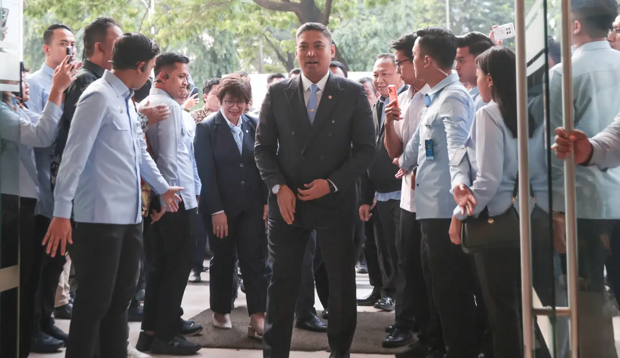 Kepala Badan Gizi Nasional (BGN) Sudaryono disambut disambut jajaran pejabat BGN saat tiba di Gedung BGN, Jakarta, Rabu (22/07/2026).