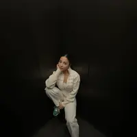 Simple dan elegan, Nikita Willy tampil memadukan puffer jacket dan long pants serba putih. [Foto: IG/nikitawillyofficial94].