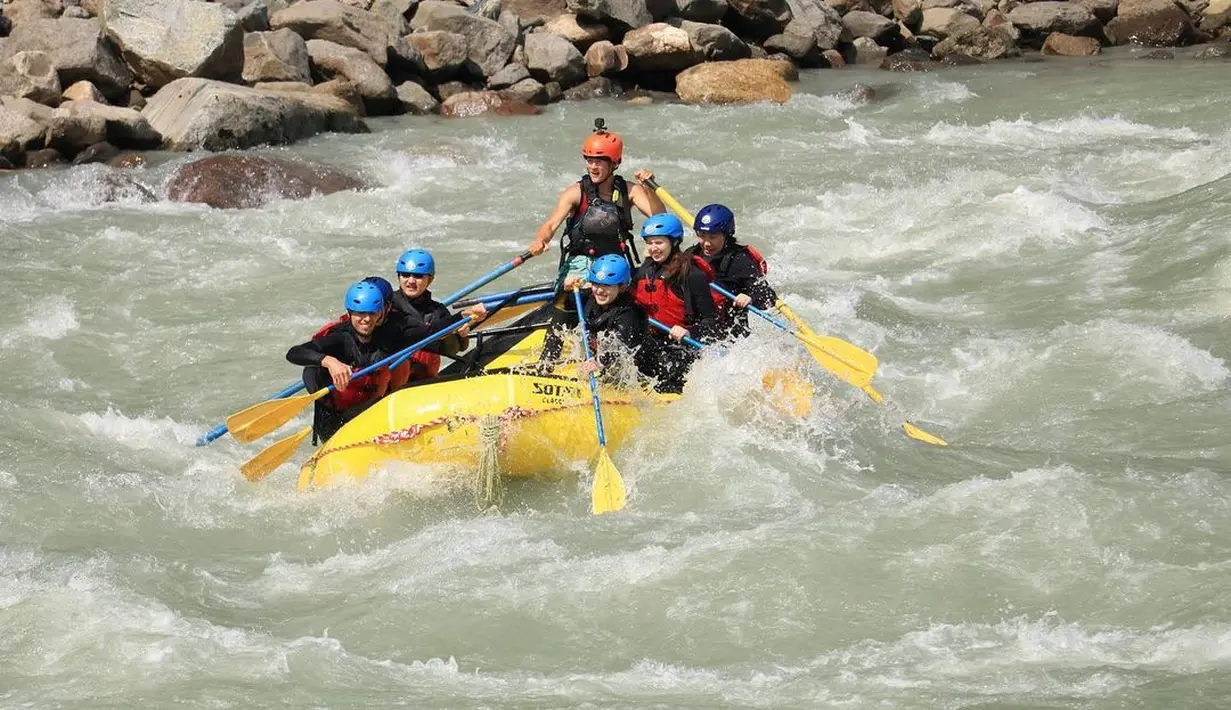 Selain panjat tebing, ia juga menjajal olahraga ekstrem lainnya yakni arum jeram. Tampak Natasha Wilona mengenakan long sleeve top hitam yang dipadu celana legging warna senada.  Tak ketinggalan rompi pelampung untuk menjaganya tetap aman. [Instagram/natashawilona12]