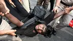 Petugas keamanan menahan seorang demonstran saat aksi unjuk rasa kaum muda yang menuntut pengunduran diri Ketua Komisi Pemilihan Umum India, Gyanesh Kumar, di New Delhi, India, Minggu (11/10/2026). (AP Photo/Vipin)