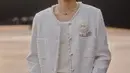 Park Seo Jun padukan sleeveless shirt dengan tweed jacket putih bertabur mutiara. Embellishment bunga Camelia khas Chanel menghiasi bagian dada sebelah kiri [Chanel]