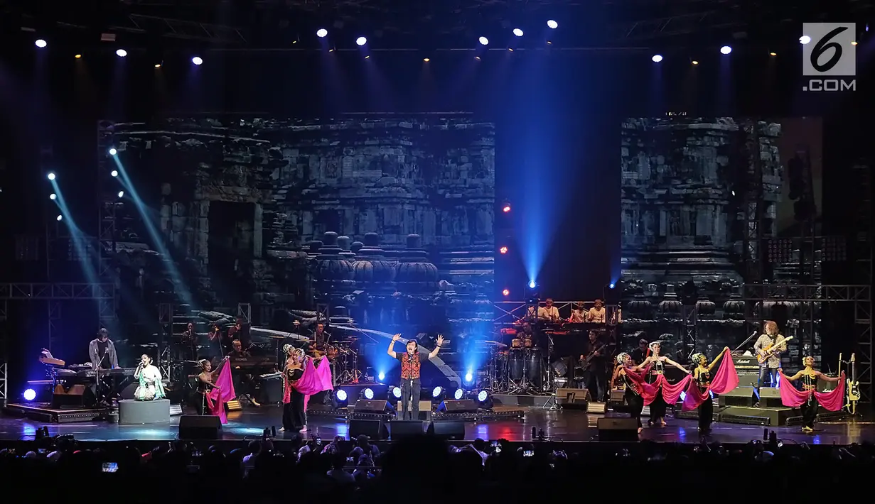 Para penari tradisional memeriahkan konser Grup band KLa Project bertajuk Karunia Semesta di JCC Plennary Hall, Jakarta Pusat, Rabu (5/12). Konser itu sebagai perayaan 30 tahun eksistensi KLa Project di blantika musik Indonesia. (New Fimela/Bambang Eros)