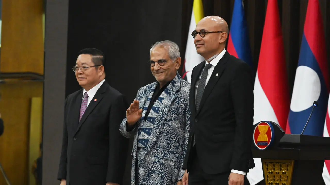 Presiden Timor-Leste Jose Ramos-Horta bersama dengan Wamenlu RI Arrmanatha Nasir dan Sekretaris Jenderal ASEAN Kao Kim Hourn di ASEAN Headquarters, Jakarta, Jumat (1/8/2025).