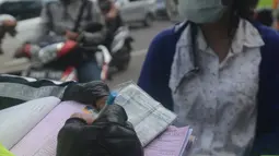 Polantas membuat surat tilang untuk pengendara motor ketika berlangsungnya Operasi Patuh Jaya 2018 di ruas Jalan DI Panjaitan, Jakarta Timur, Jumat (27/4). Razia ini berlangsung selama 14 hari, dari 26 April sampai 5 Mei 2018. (Merdeka.com/Imam Buhori)