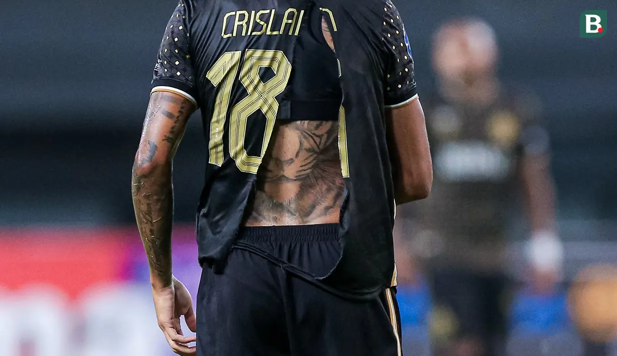 Baju sobek milik pemain Bhayangkara FC, Crislan Henrique Da Silva De Sousa pada laga lanjutan BRI Liga 1 2023/2024 antara Bhayangkara FC melawan Persib Bandung di Stadion Patriot Candrabhaga, Bekasi, Sabtu (23/09/2023). (Bola.com/Bagaskara Lazuardi)