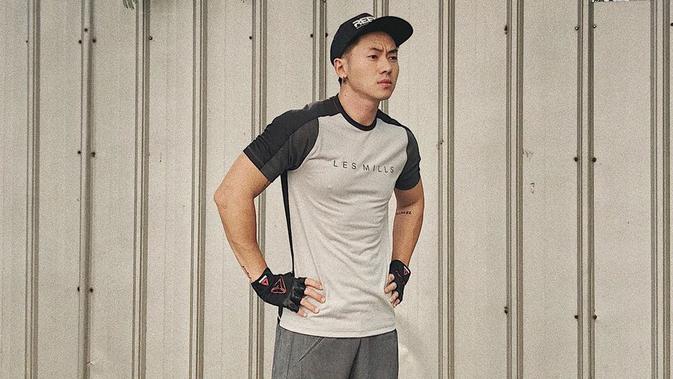 Setelah delapan bulan berolahraga, berat badan Rafael Tan yang awalnya 78 kg kini menjadi 72 kg. (Liputan6.com/IG/@rafaell_16)