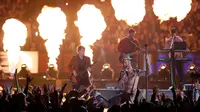 Penampilan vokalis Maroon 5 Adam Levine saat memeriahkan pertandingan antara Los Angeles Rams dan New England Patriots dalam Super Bowl LIII di Atlanta, Georgia, AS, Minggu (3/2). (AP Photo/Jeff Roberson)