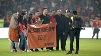 Stiker Persija Jakarta, Bambang Pamungkas, saat momen pensiun usai melawan Persebaya Surabaya pada laga Liga 1 di SUGBK, Jakarta, Selasa (17/12). Bepe mengakhiri kariernya pada musim ini. (Bola.com/Yoppy Renato)