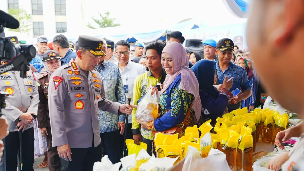 Kapolri Jenderal Listyo Sigit Prabowo meninjau Gerakan Pangan Murah (GPM) dan bakti kesehatan di Polda Kalimantan Selatan (Istimewa)