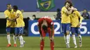 Selebrasi pemain Brasil, David Luiz (kanan) dan Dani Alves setelah Neymar mencetak gol ke gawang Peru di Copa America 2015. (AP/Silvia Izquierdo)