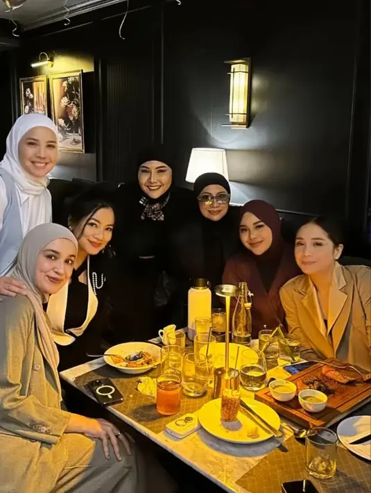 Terakhir,ada Tya Ariestya yang tampil dengan padu padan blouse, vest, dan loose pants warna light grey  [@mrsayudewi/@ashanty_ash/@titi_kamall]