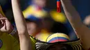 Suporter cantik dan seksi Kolumbia bersorak memberi dukungan kepada timnas Kolumbia saat menyaksikan laga Timnas Kolombia melawan Venezuela di Estadio El Teniente, Rancagua, Chile (14/6/2015). (REUTERS/Carlos Garcia Rawlins)