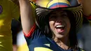 Suporter cantik dan seksi Kolumbia bersorak memberi dukungan kepada timnas Kolumbia saat menyaksikan laga Timnas Kolombia melawan Venezuela di Estadio El Teniente, Rancagua, Chile (14/6/2015). (REUTERS/Carlos Garcia Rawlins)