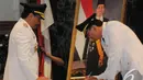 Gubernur DKI Jakarta Basuki Tjahaja Purnama atau Ahok menandatangani surat pelantikan Wakil Gubernur DKI Jakarta, Jakarta, Rabu (17/12/2014). (Liputan6.com/Herman Zakharia)
