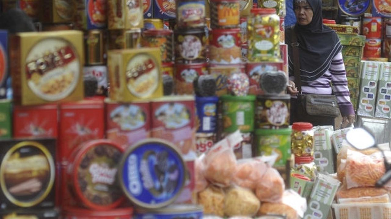 Jelang Lebaran, omzet pedagang kue di Ciracas malah turun 35 persen