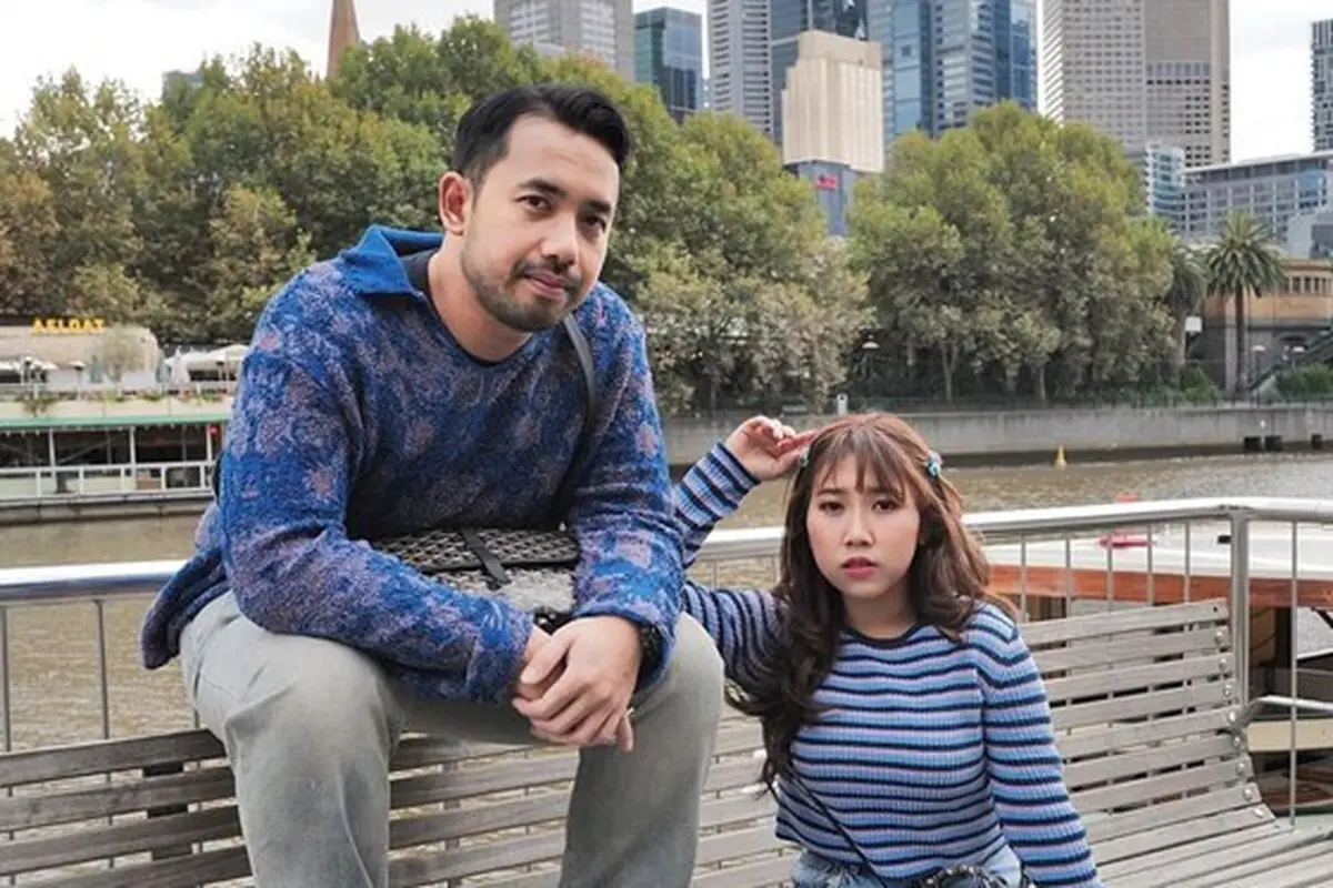 7 Potret Kiky Saputri dan Suami Liburan di Australia, Mesra Banget
