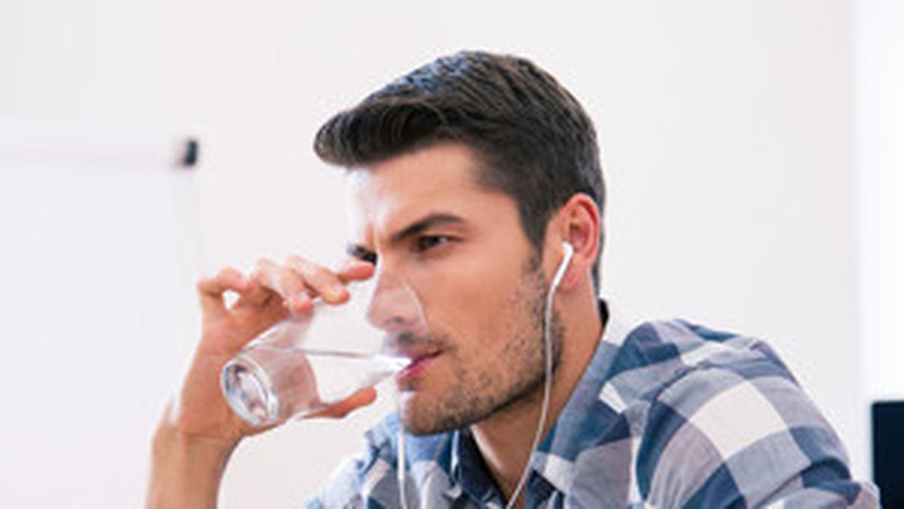 Segarkan Tubuh dan Dukung Diet Anda, 5 Manfaat Menakjubkan Minum Air Putih Saat Perut Kosong!