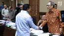 Terpidana korupsi e-KTP, Setya Novanto menyalami terdakwa Made Oka Masagung (kanan) saat jeda sidang lanjutan dugaan korupsi pengadaan e-KTP di Pengadilan Tipikor, Jakarta, Selasa (18/9). (Liputan6.com/Helmi Fithriansyah)