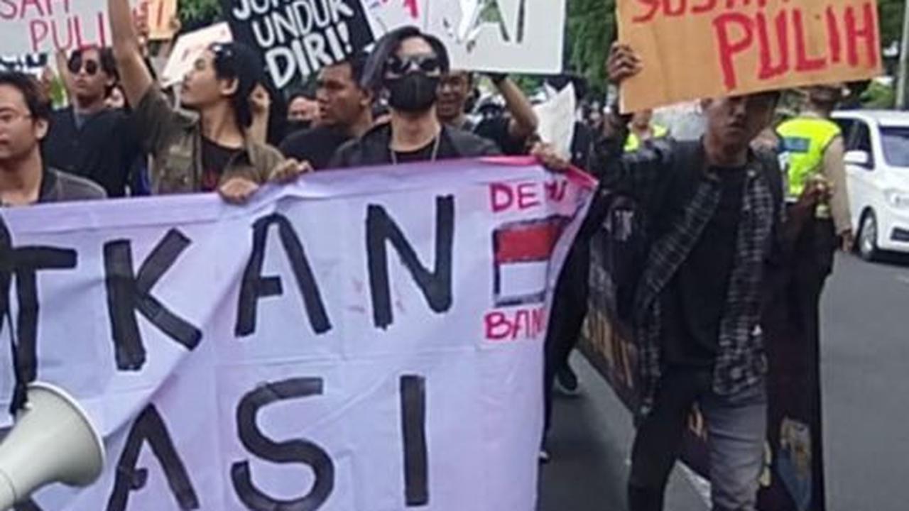 Mahasiswa di Bali Tuntut Ketua KPU RI Hasyim Asy'ari Mundur
