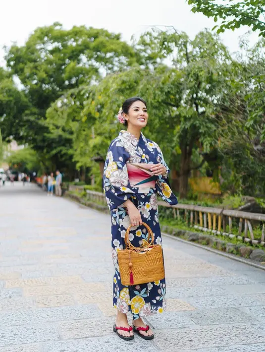 Banyak sekali warganet yang memuji kecantikan Nindy Ayunda ketika mengenakan busana kimono. Selain itu, Nindy Ayunda dianggap selalu cantik mengenakan baju apapun. (Liputan6.com/IG/@nindyparasadyharsono)