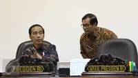 Presiden Jokowi berbincang dengan Sekretaris Kabinet Pramono Anung sebelum rapat terbatas di Kantor Presiden, Jakarta, Kamis (9/3). Rapat itu membahas mengenai penghapusan penggunaan merkuri pada Pertambangan Emas Skala Kecil. (Liputan6.com/Angga Yuniar)