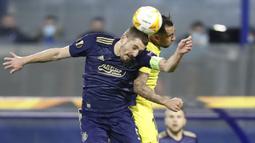 Gelandang Dinamo Zagreb, Arijan Ademi (kiri) berduel udara dengan striker Villarreal, Paco Alcacer dalam laga leg pertama perempatfinal Liga Europa 2020/2021 di Maksimir Stadium, Zagreb, Kamis (8/4/2021). Dinamo Zagreb kalah 0-1 dari Villarreal. (AP/Darko Bandic)