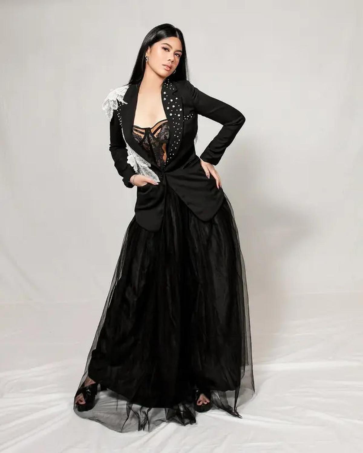 4 Gaya Fierce Almira Yudhoyono dengan Bustier Renda dan Blazer Hitam, Elegan dan Powerful