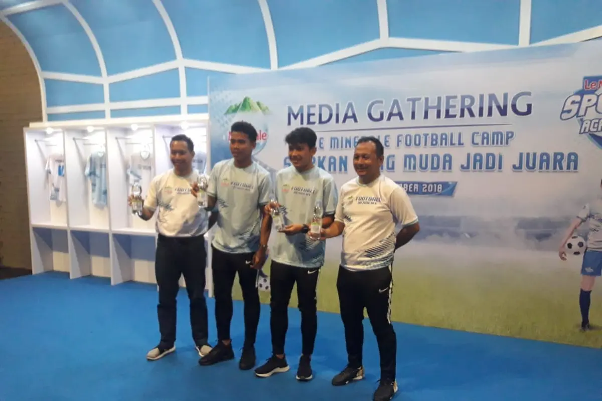 2 pemain Timnas Indonesia U-19, Nurhidayat dan Witan Sulaeman, beri wejangan ke siswa SSB (Liputan6.com / Luthfie Febrianto)