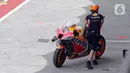 Teknisi Repsol Honda Team mendorong motor tunggangan Marc Marquez saat sesi Warm Up MotoGP di Pertamina Mandalika International Street Sirkuit, Nusa Tenggara Barat, Minggu (20/3/2022). (Liputan6.com/Helmi Fithriansyah)