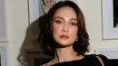 Setelah menikah, Luna Maya pun memotong rambut panjangnya menjadi pendek model bob. Kini ia kerap menstyling rambut pendeknya dengan berbagai termasuk dibuat wavy. [@lunamaya]
