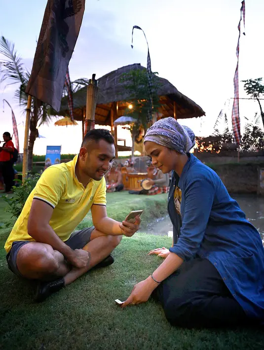"Ya gitu deh mas. Ngomong baik-baik udah, tapi yahh gitu lah," ucapnya. "Kalau dikasih waktu ketemu, saya udah senang banget, sempet sih ketemu di Mall tapi enggak sengaja dan sebentar," sambungnya. (Galih W. Satria/Bintang.com)