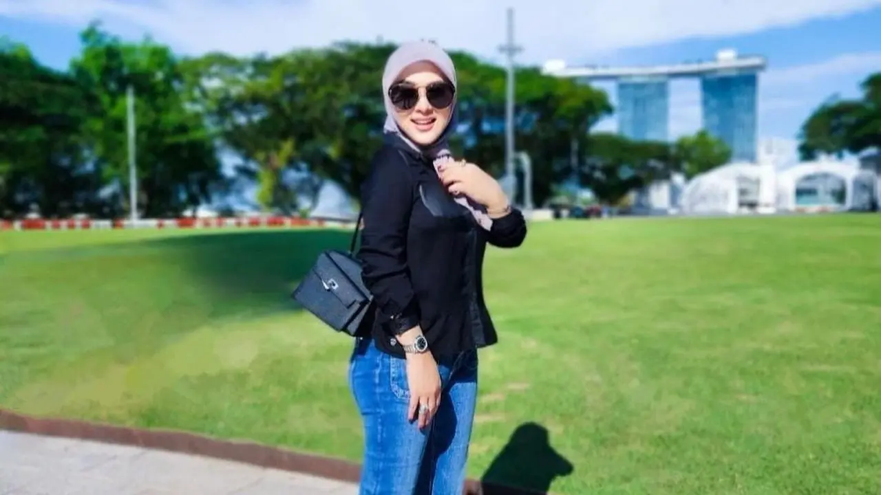Outfit Syahrini kembali ke Singapura