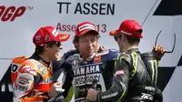 Valentino Rossi (tengah) ketika memenangkan MotoGP Belanda 2013. (AFP/Catrinus van der Veen)