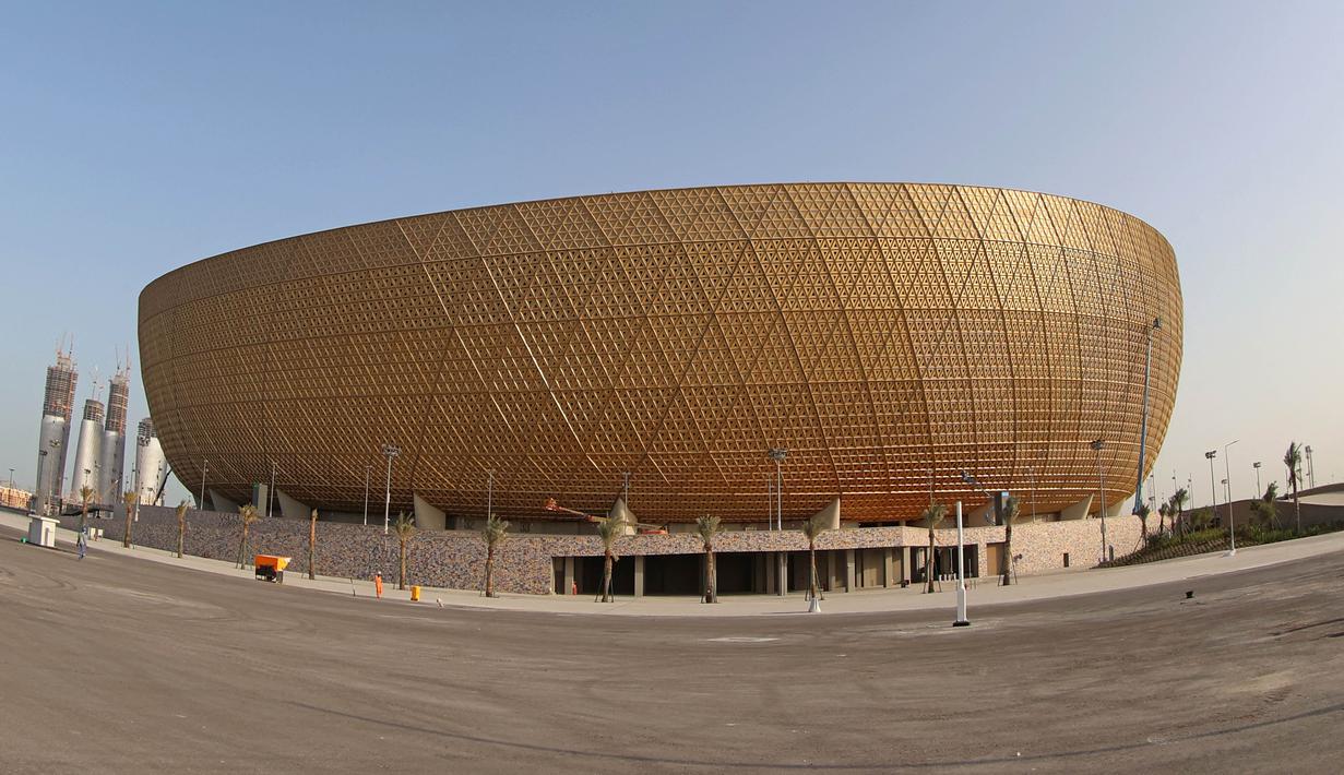 <p>Stadion Lusail Iconic merupakan venue Piala Dunia 2022 Qatar dengan kapasitas terbesar yaitu 80.000 penonton. Stadion yang pembangunannya dimulai pada 11 April 2017 dan selesai April 2021 ini akan menjadi tempat pembukaan dan final Piala Dunia 2022 Qatar. (AFP/Karim Jaafar)</p>
