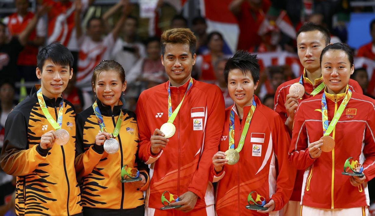 Tontowi Ahmad/Liliyana Natsir (tengah) berpose bersama peraih perak, Chan Peng Soon/Goh Liu Ying (kiri), dan peraih perunggu, Zhang Nan/Zhao Yunlei. (Reuters/Mike Blake)