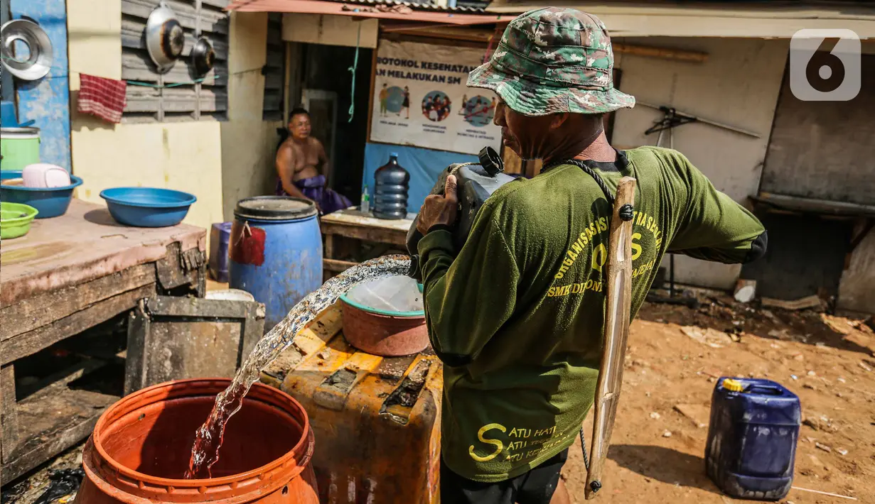 Penjual memenuhi drum atau wadah penyimpanan milik pembeli dengan air bersih yang dijualnya di Kawasan Muara Angke, Jakarta Utara, Rabu (30/8/2023). (Liputan6.com/Faizal Fanani)